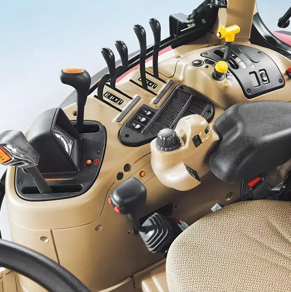 Maxxum Tractor Series pure functionality in classic Case IH style
